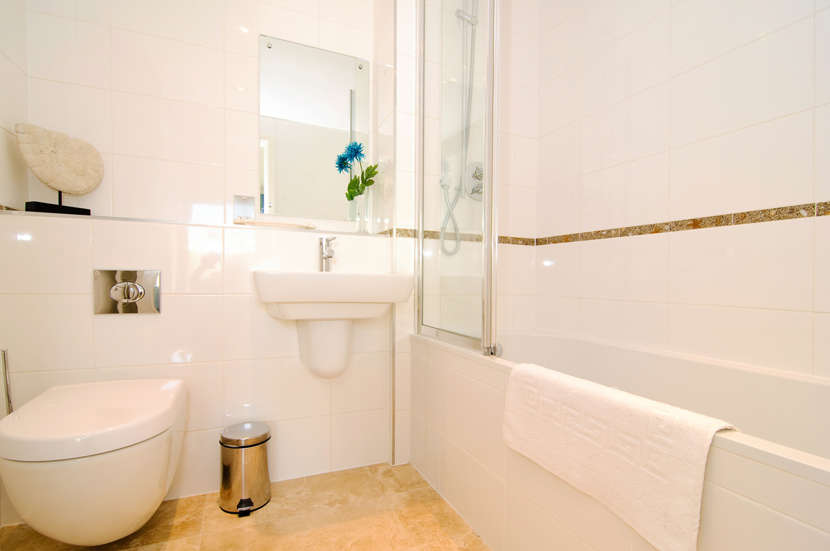 Quies Ocean Blue Holiday apartment Cornwall bathroom