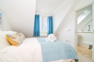 Quies Ocean Blue Holiday apartment Cornwall master bedroom