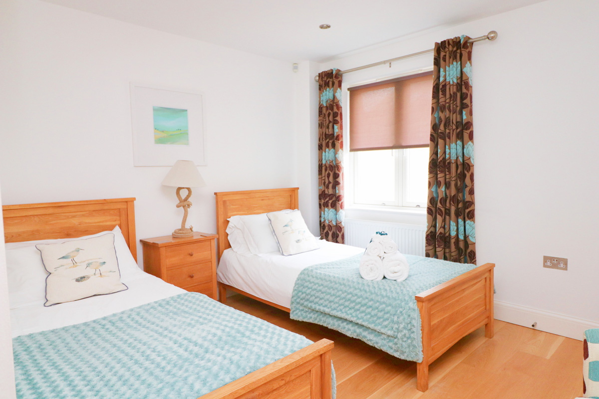 Trevarrian Ocean Blue Holiday apartment Cornwall twin bedroom