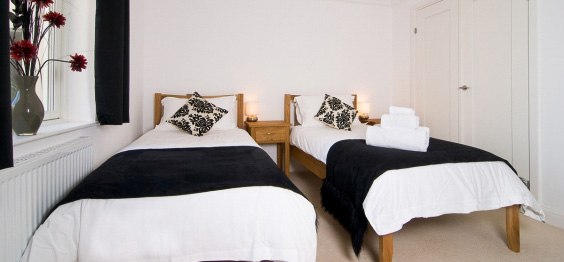 daymar holiday cottage cornwall twin bedroom
