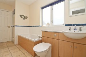 holiday flat in central Padstow Cornwall bathroom