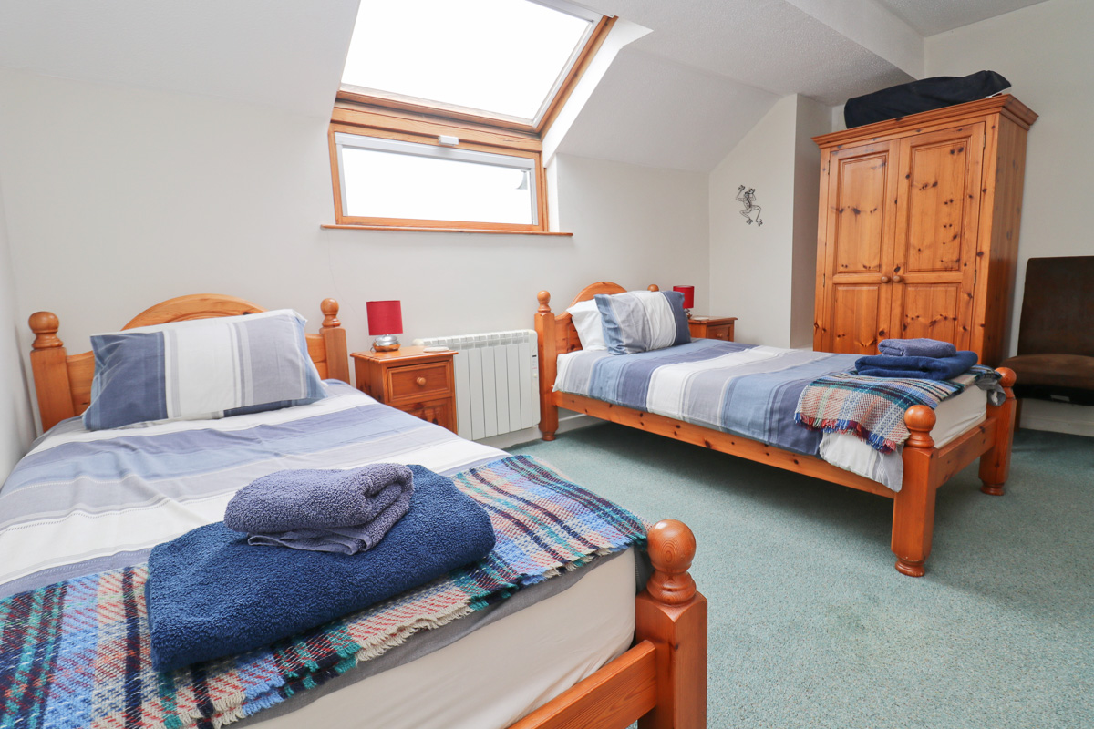 holiday flat in central Padstow Cornwall twin bedroom