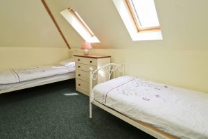 Choca holiday cottage Harlyn Cornwall twin bedroom