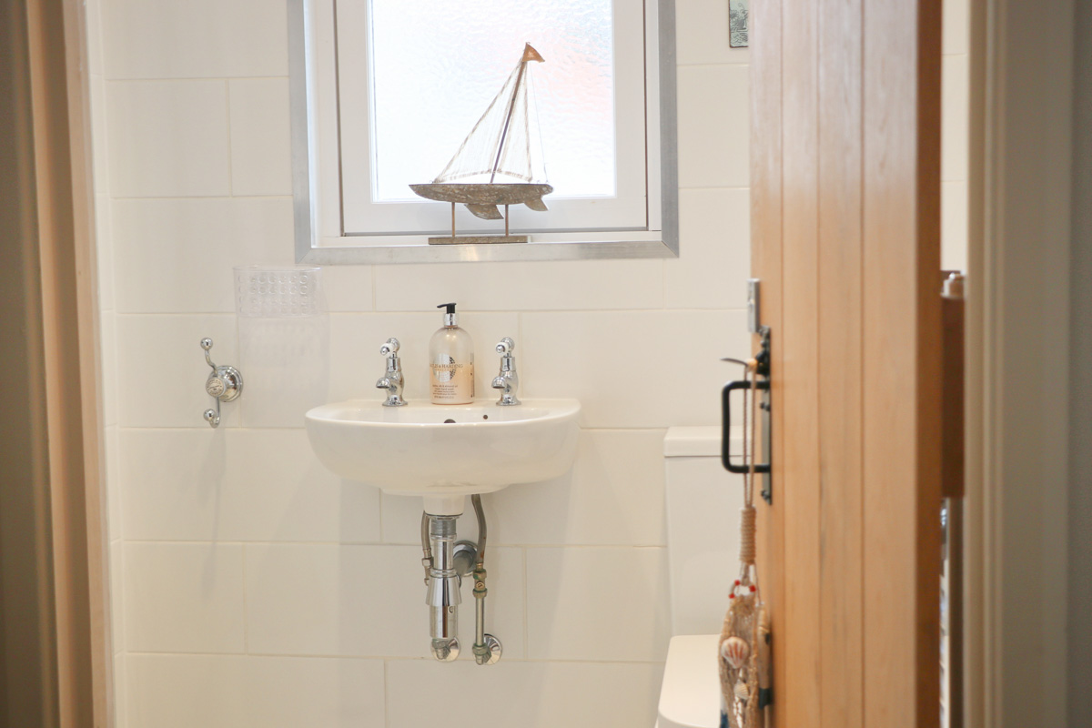 character holiday cottage in Padstow bathroom